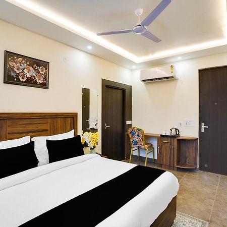Hotel Super Townhouse The Royal Casa Ghaziabad Esterno foto