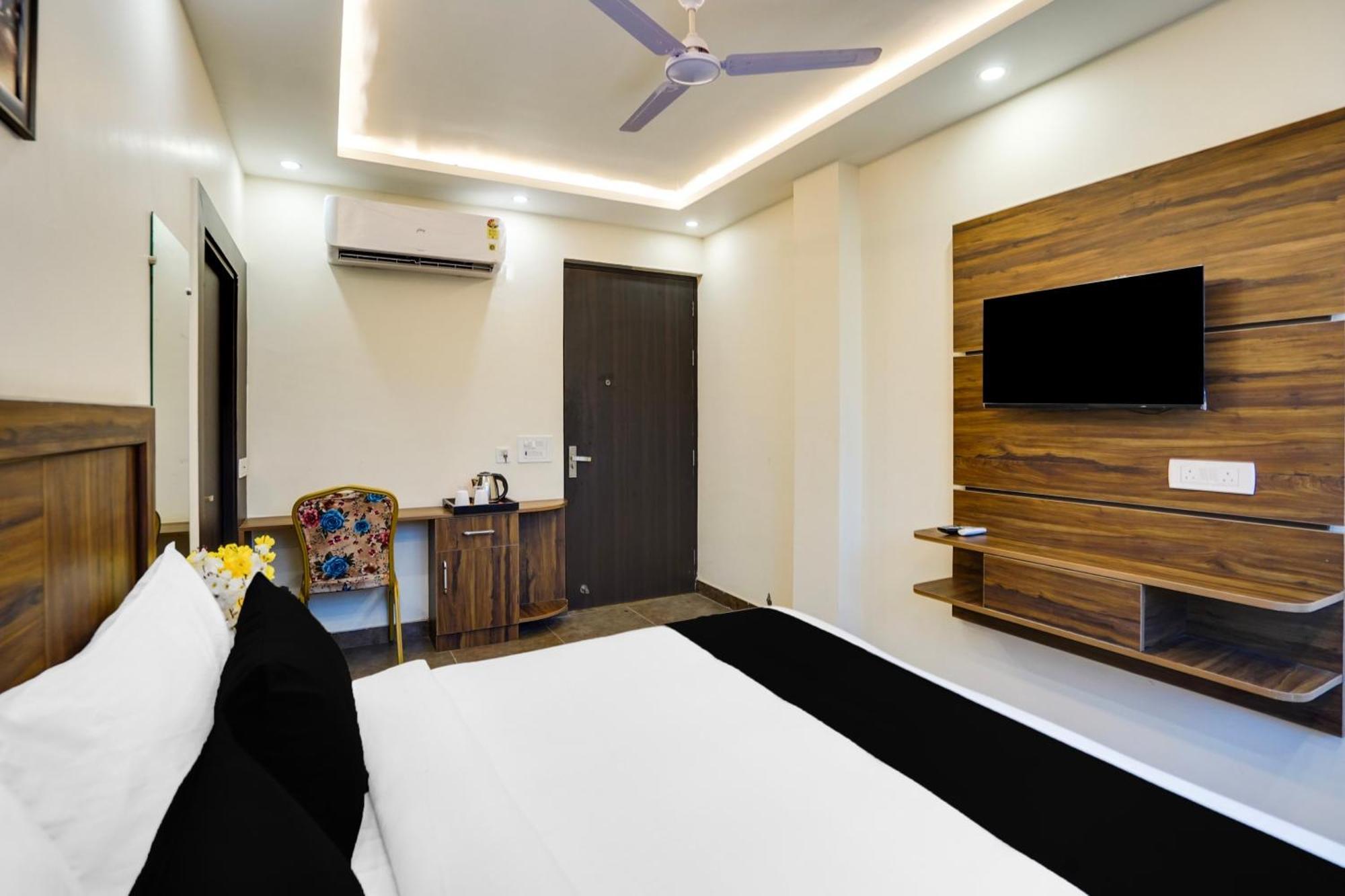 Hotel Super Townhouse The Royal Casa Ghaziabad Esterno foto