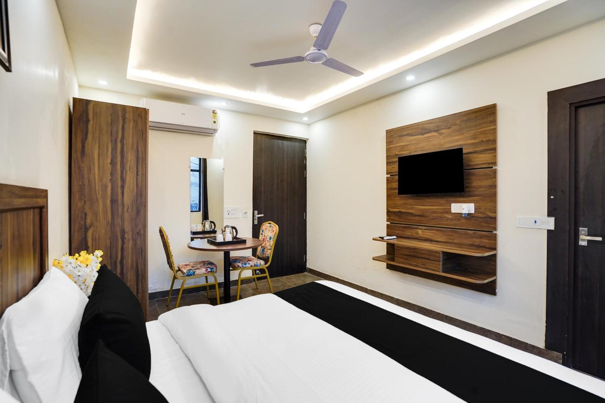 Hotel Super Townhouse The Royal Casa Ghaziabad Esterno foto