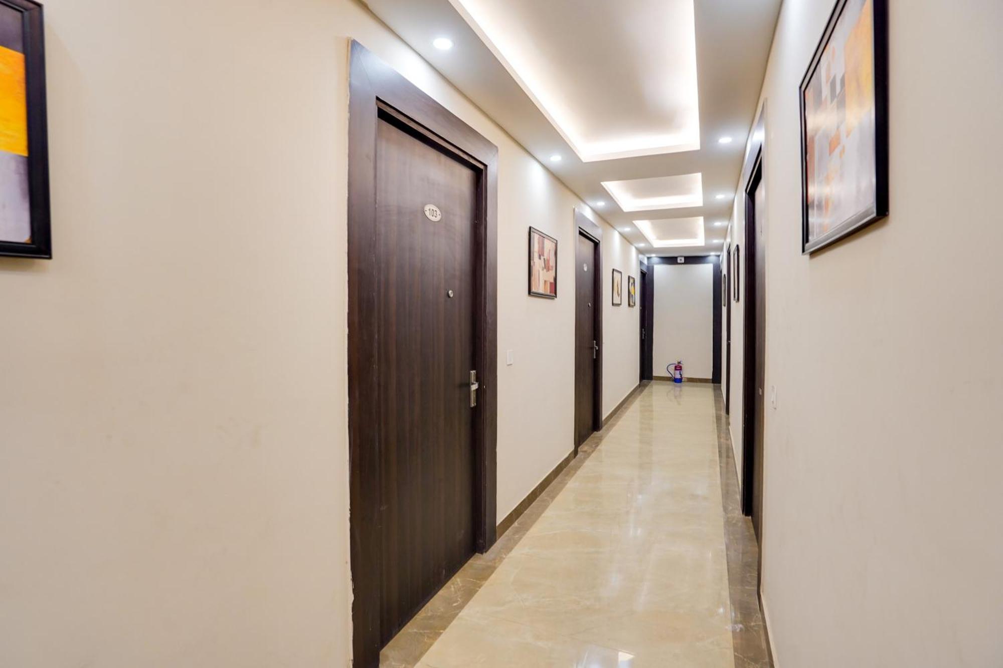 Hotel Super Townhouse The Royal Casa Ghaziabad Esterno foto