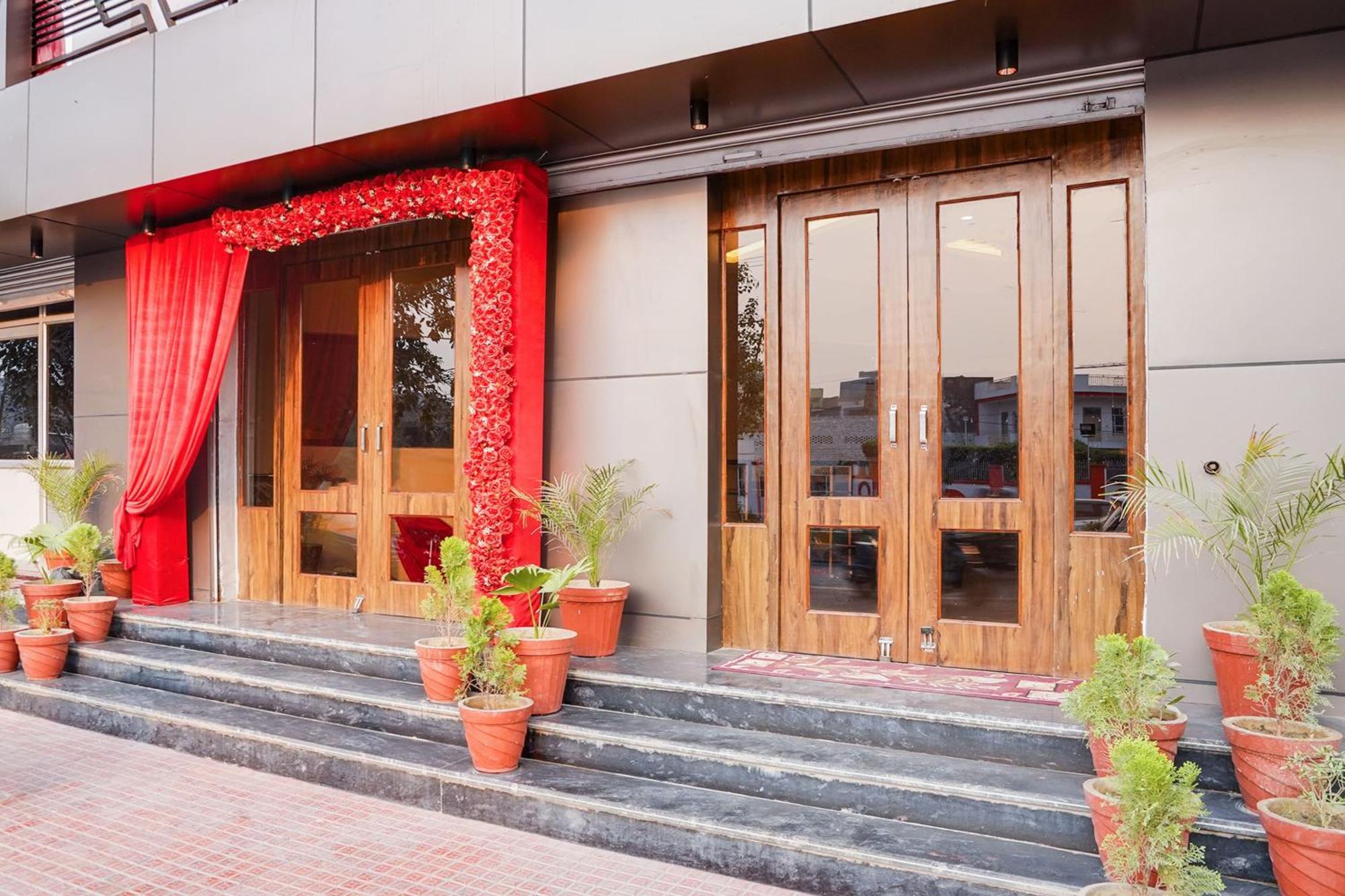 Hotel Super Townhouse The Royal Casa Ghaziabad Esterno foto