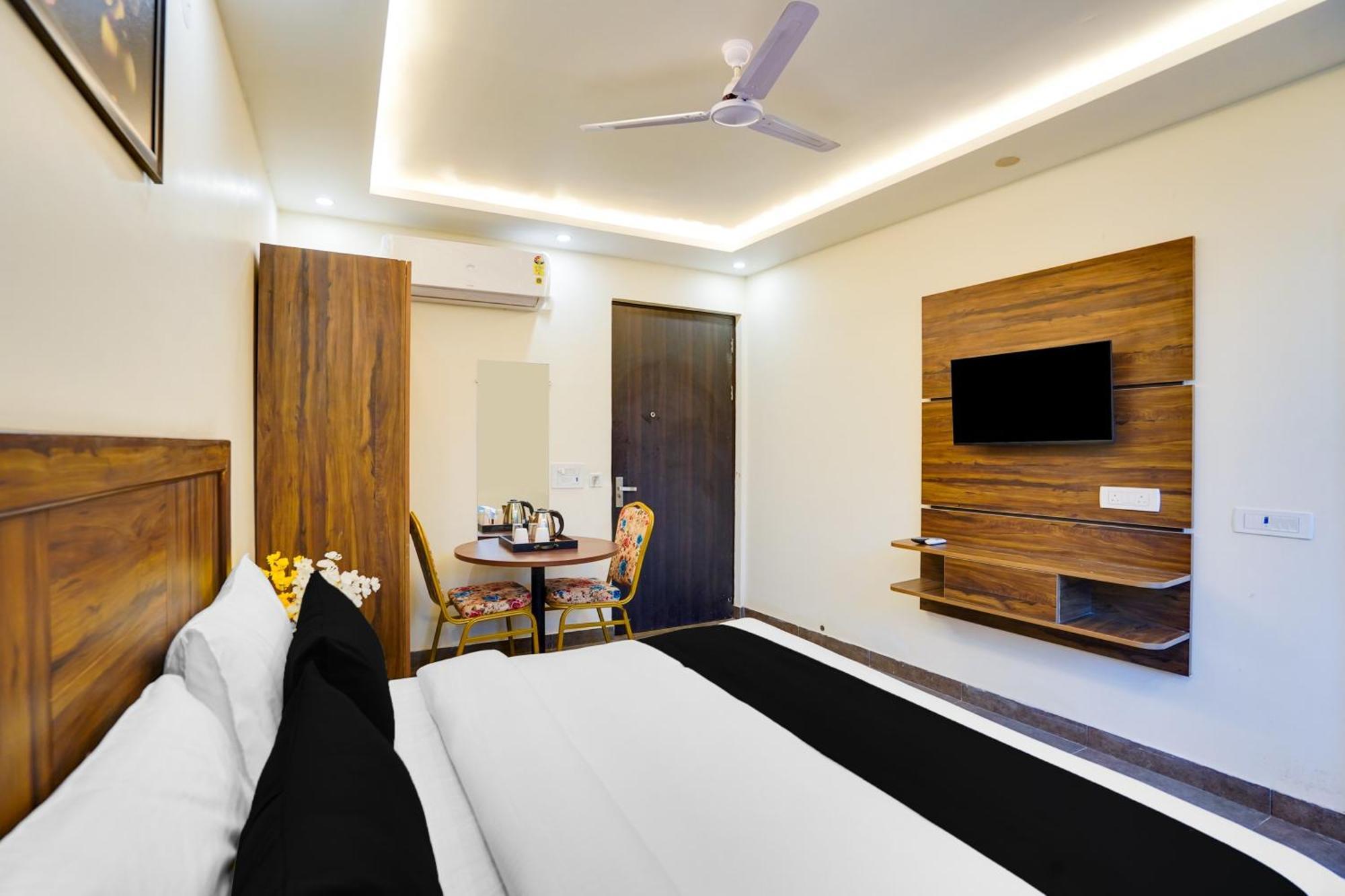 Hotel Super Townhouse The Royal Casa Ghaziabad Esterno foto