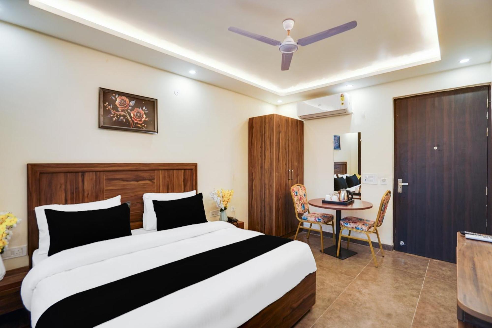 Hotel Super Townhouse The Royal Casa Ghaziabad Esterno foto