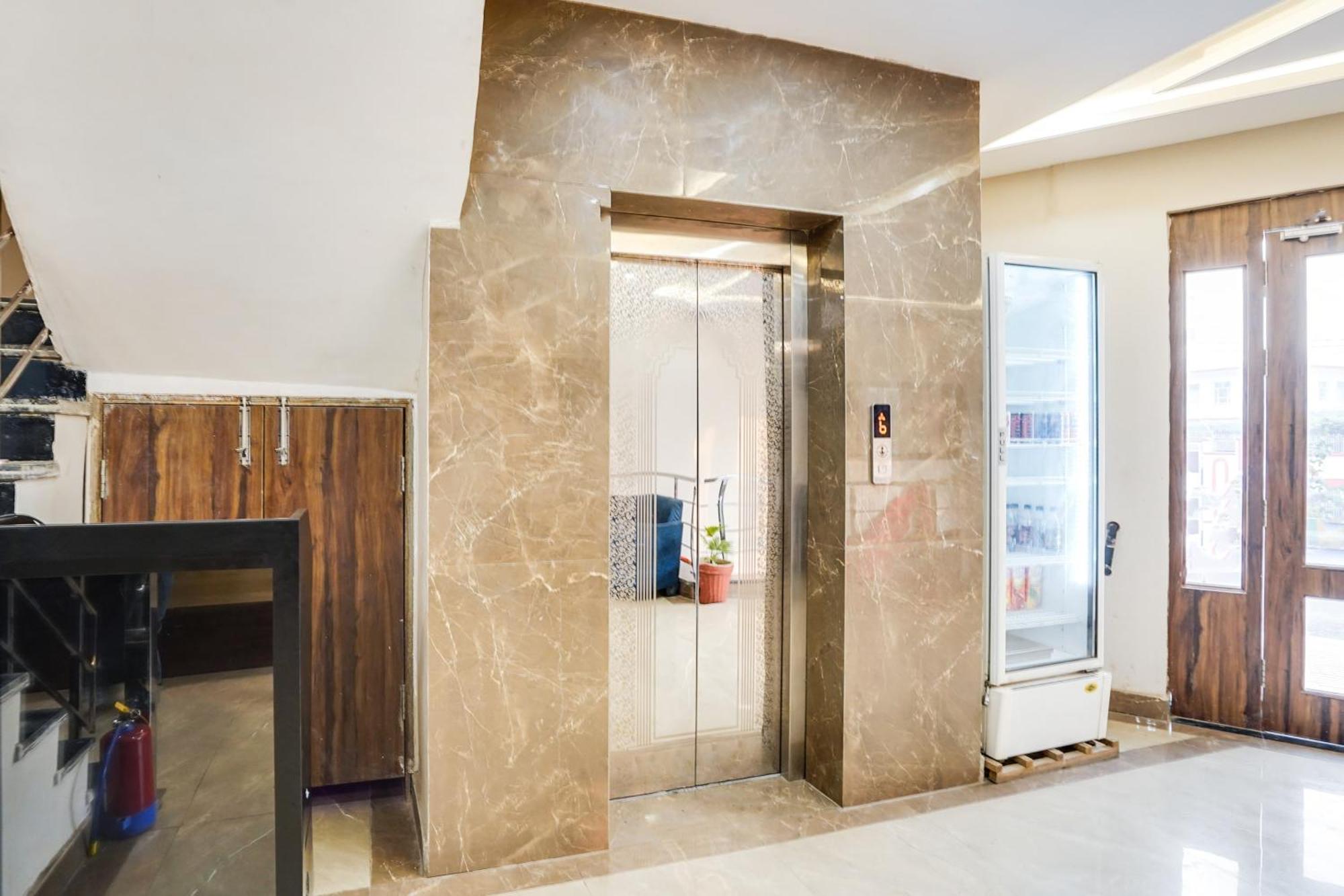 Hotel Super Townhouse The Royal Casa Ghaziabad Esterno foto