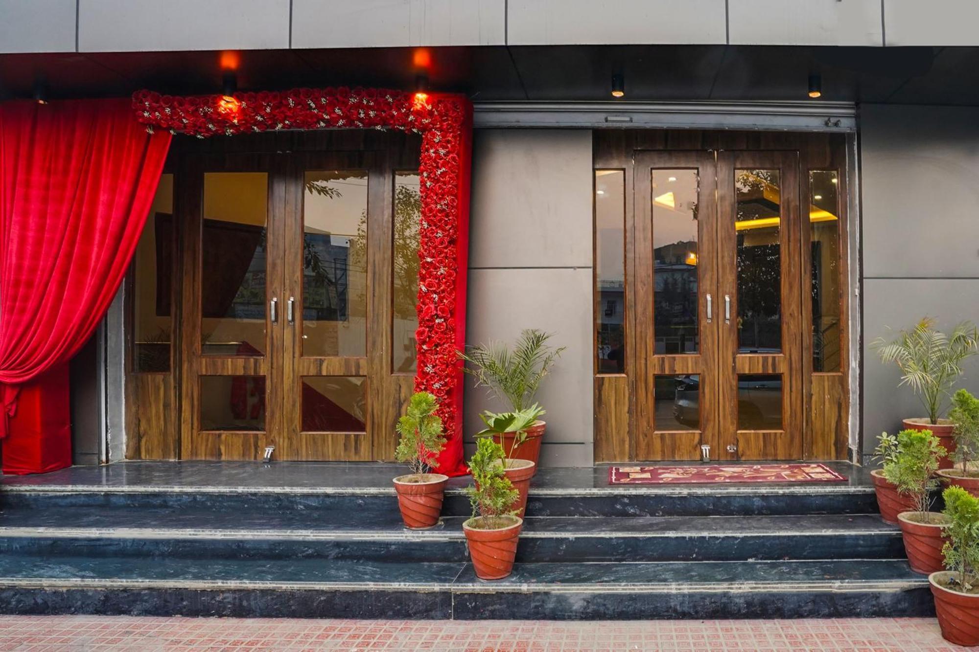 Hotel Super Townhouse The Royal Casa Ghaziabad Esterno foto